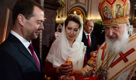 Патриарх Кирилл и Дмитрий и Светлана Медведевы на пасхальной службе