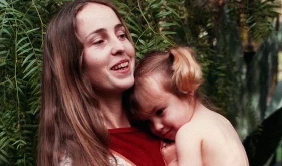 Первой любовью Стива Джобса была Крис Энн Бреннан (на фото с дочерью)