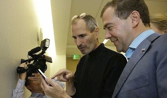 Стив Джобс в Москве демонстрирует iPhone Дмитрию Медведеву