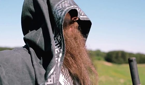 Балахон с капюшоном, из-за которого видны лишь борода и кончик носа - визитная карточка певца