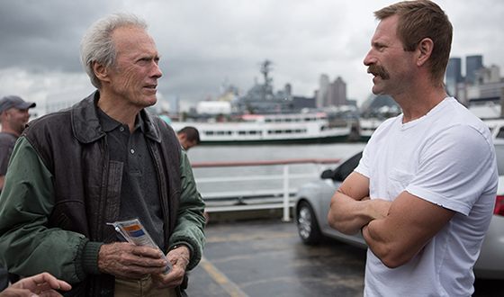 Клинт Иствуд и Аарон Экхарт на съемках фильма «Чудо на Гудзоне»