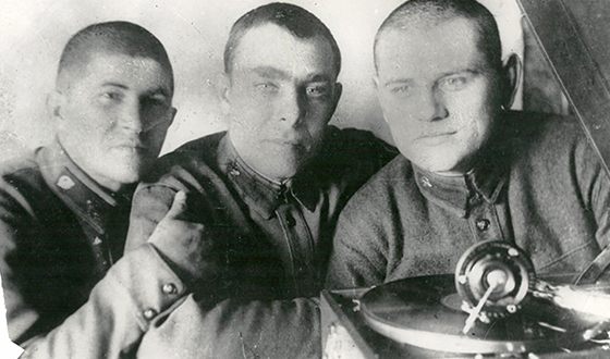 Леонид Брежнев (в центре) в годы курсантской юности