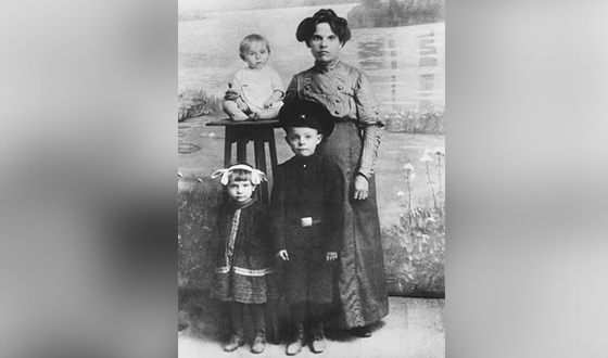Леонид Брежнев в детстве с мамой, младшими братом и сестрой