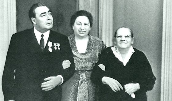 Леонид Брежнев с супругой – Викторией Петровной и матерью – Наталией Денисовной (1966 год)
