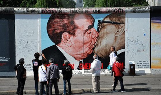 Поцелуй Брежнева с Хонеккером на Берлинской стене