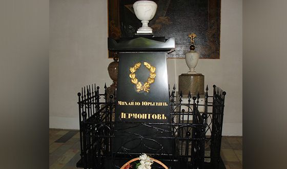 Похоронен Михаил Лермонтов в семейном склепе в Тарханах