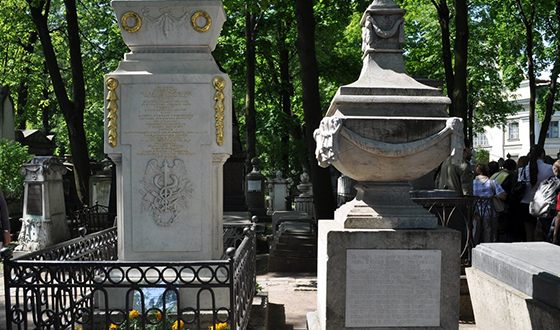 Похоронен Михаил Ломоносов на Лазаревском кладбище Александро-Невской лавры