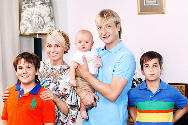 Евгений Плющенко с женой и детьми