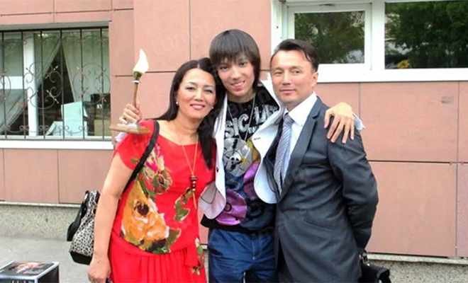 Димаш Кудайбергенов с родителями