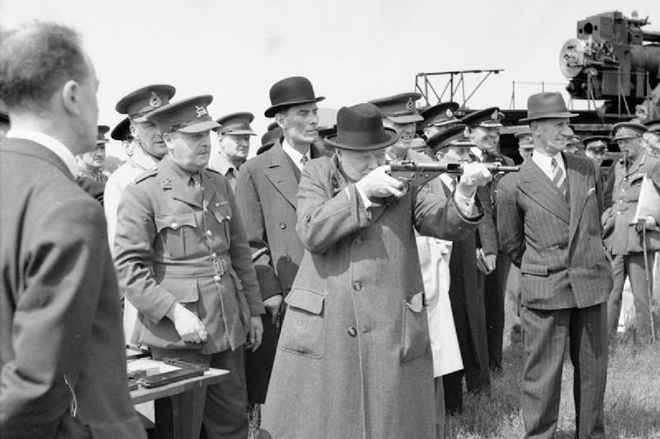 Уинстон Черчилль с винтовкой