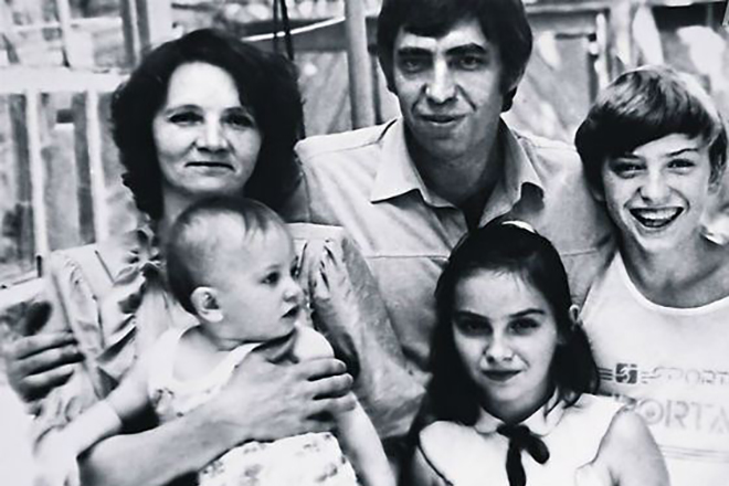 Павел Прилучный в детстве с семьей