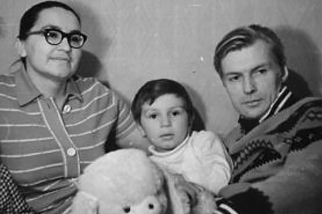Николай Олялин с семьей