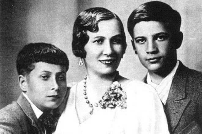 Николай Озеров в детстве с мамой и братом
