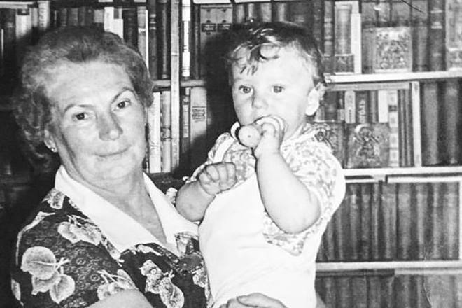 Антон Красовский в детстве с бабушкой
