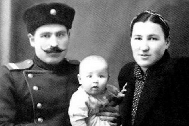 Валерий Газзаев в детстве с родителями