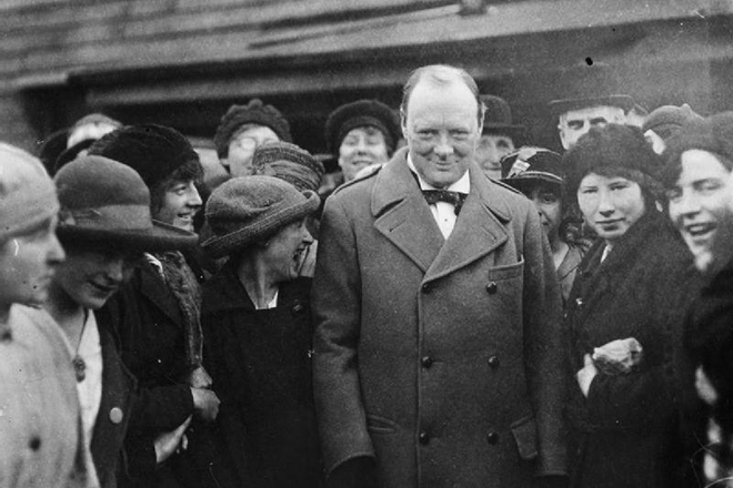 Уинстон Черчилль с работницами фабрики