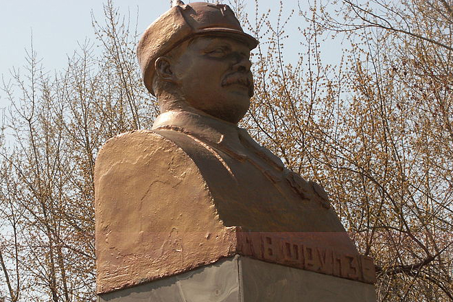 Памятник Михаилу Фрунзе у Общевойсковой академии
