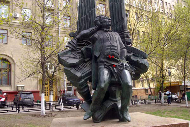 Памятник Араму Хачатуряну в Москве
