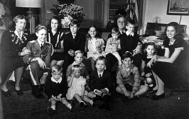 Франклин Рузвельт с женой и внуками
