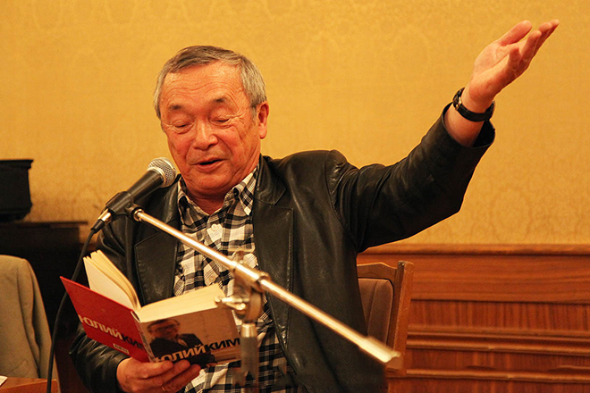 Юлий Ким читает стихи из своей книги