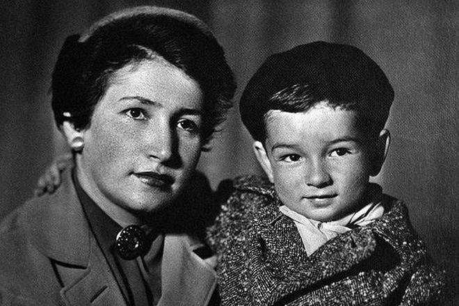 Евгений Примаков в детстве со своей мамой