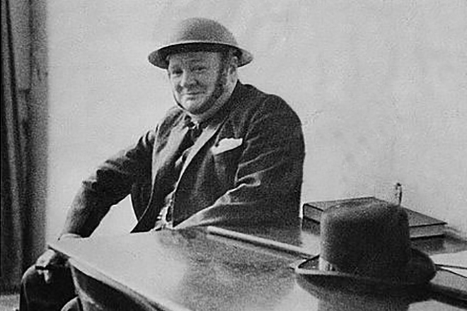 Уинстон Черчилль в каске