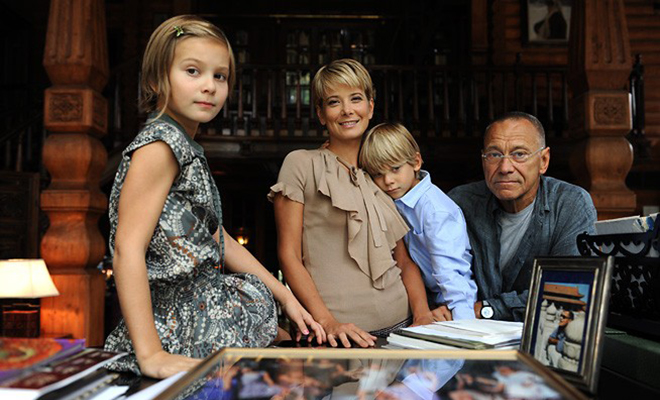 Юлия Высоцкая с семьей