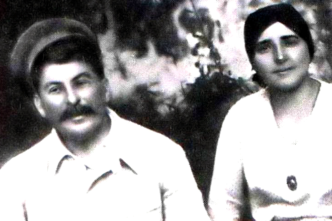 Иосиф Сталин с женой Надежой