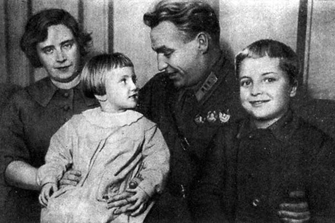 Валерий Чкалов с семьей