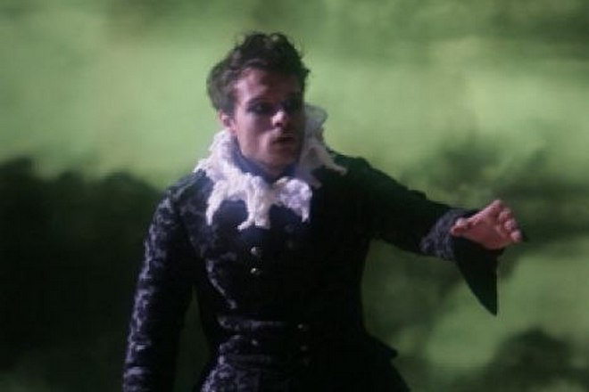 Евгений Пронин в роли Гамлета в спектакле «Розенкранц и Гильденстерн мертвы»
