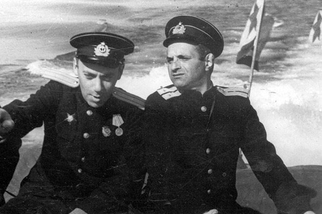 Юрий Герман и кинооператор Михаил Лифшиц в 1943 году