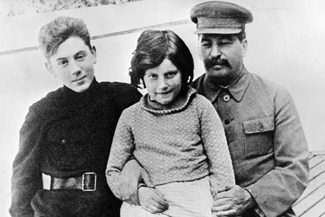 Иосиф Сталин с детьми