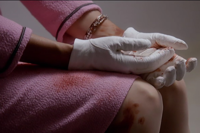 Жаклин Кеннеди в розовом костюме в крови
