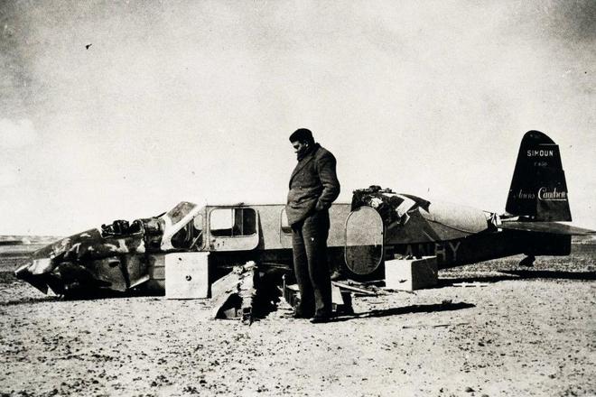 Антуан де Сент-Экзюпери возле разбитого самолета