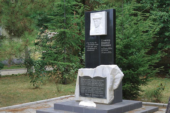 Памятник Николаю Гумилеву в Коктебеле