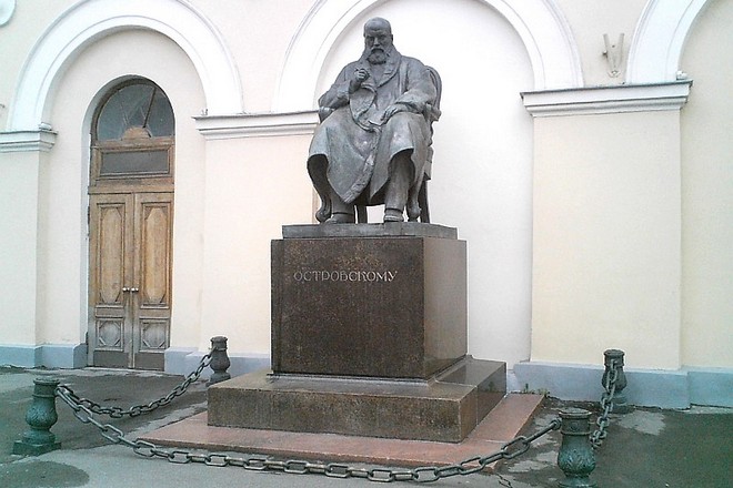 Памятник Александру Островскому в Москве