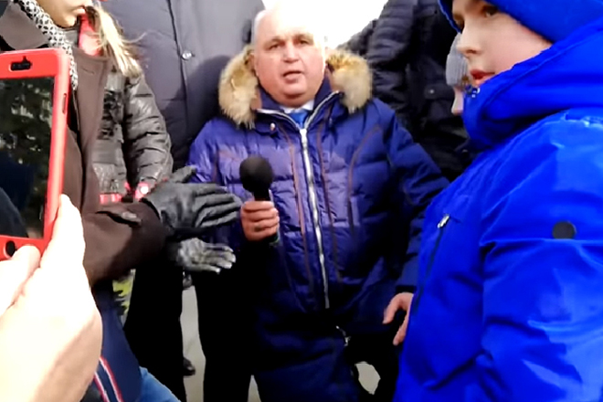 Сергей Цивилев стоит на коленях перед людьми