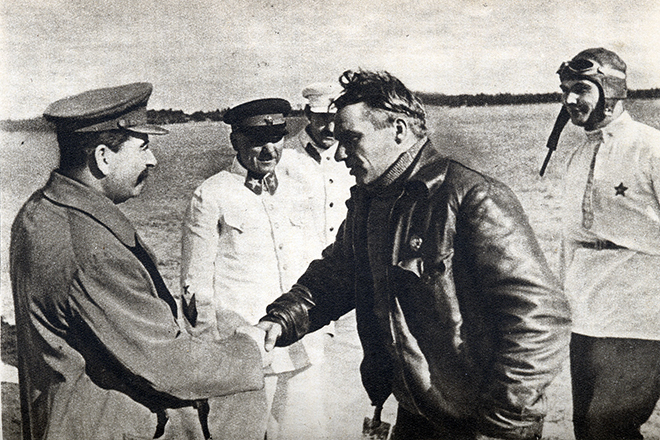 Иосиф Сталин и Валерий Чкалов
