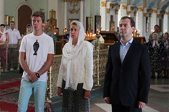 Илья Медведев с отцом и матерью