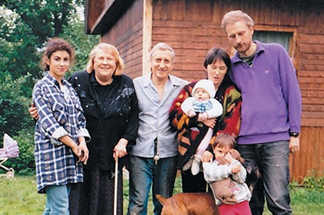 Людмила Иванова с семьей