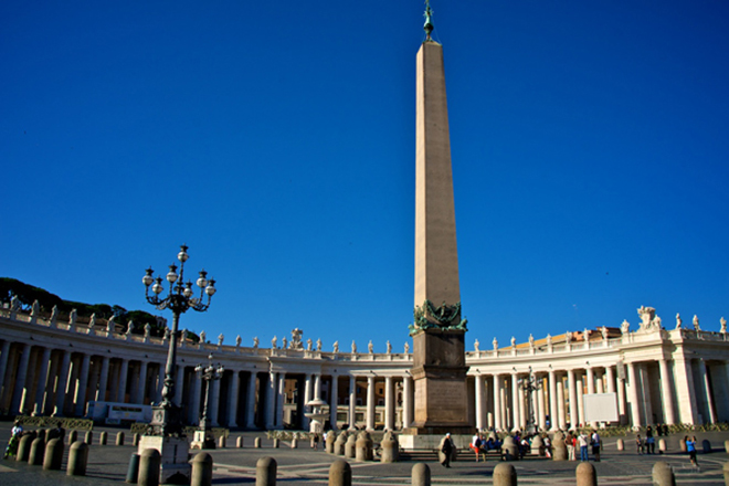 Обелиск на площади Святого Петра в Ватикане, привезённый из Египта по приказу Калигулы
