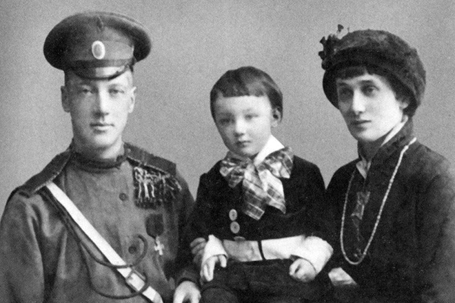 Николай Гумилев и Анна Ахматова с сыном