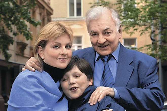 Михаил Державин с дочкой и внуком