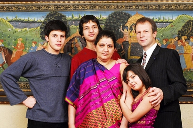 Дмитрий Петров с женой и детьми