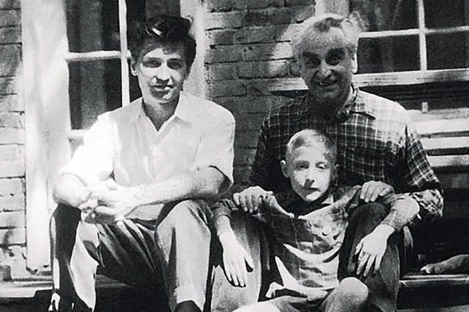 Григорий Александров с сыном и внуком