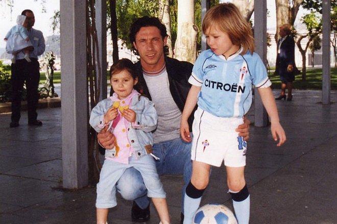 Александр Мостовой с детьми