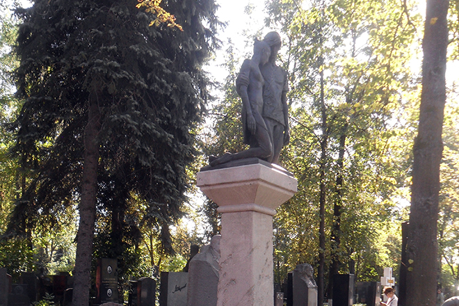 Памятник на могиле Игоря Моисеева
