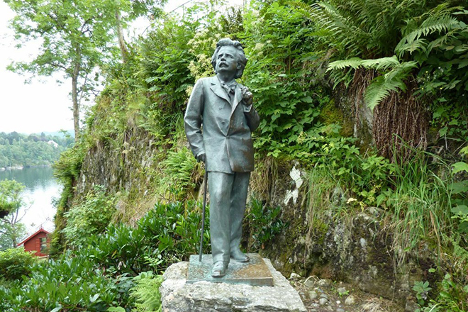 Памятник Эдварду Григу в Норвегии