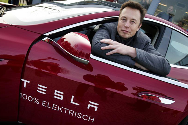 Илон Маск и электромобиль «Tesla Roadster»