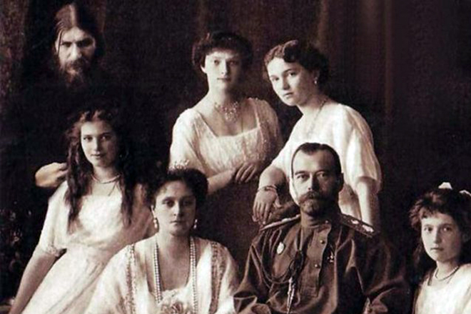 Григорий Распутин с семьей Николая II